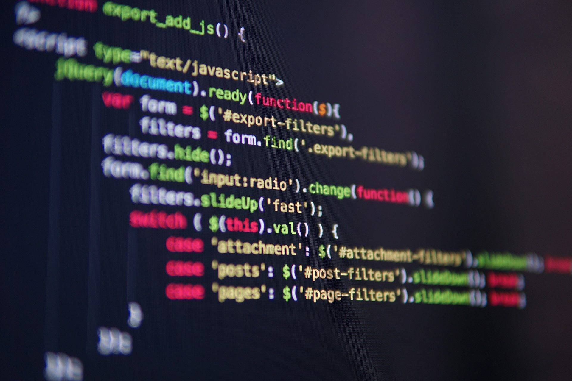 Närbild på datorskärm som visar färgkodad JavaScript-kod i en kodredigerare.